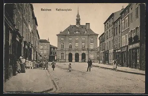 AK Bolchen, Rathausplatz mit Geschäften und Kindern