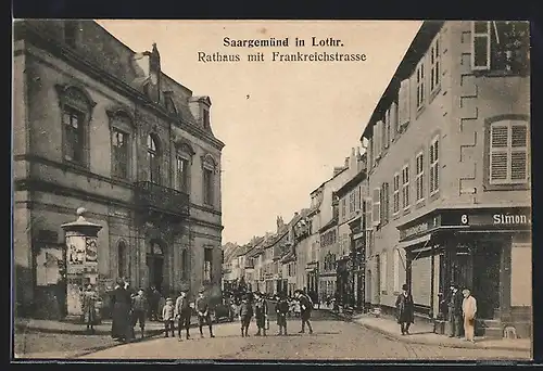 AK Saargemünd, Rathaus mit Frankreichstrasse, Passanten, Litfasssäule