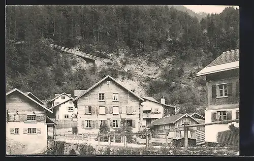 AK Araschgen, Ortspartie mit befestigter Strasse am Hang