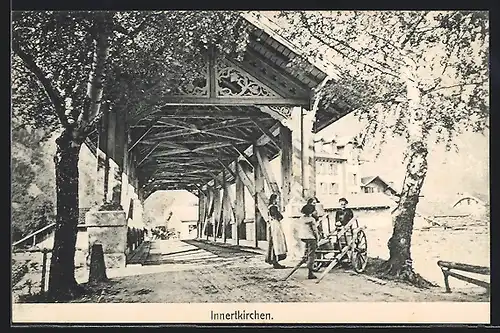 AK Innertkirchen, Ortspartie mit überdachter Brücke, Karren
