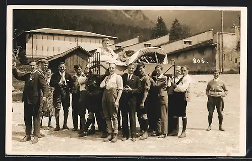 Foto-AK Bad Ragaz, Lustige Herrengruppe mit Bett vor einem Gebäude