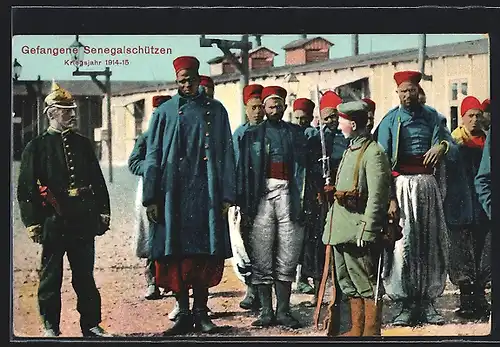 AK Gefangene Senegalschützen im Jahr 1914-15 mit deutschen Soldaten