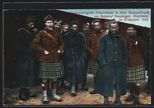 AK Sennelager /Westfalen, Kriegsgefangene Schottländer in ihrer Nationaltracht am Bahnhof Sennelager, Kriegsjahr 1914