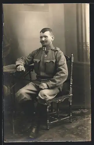 Foto-AK Österreichischer Soldat in Uniform mit einem Orden