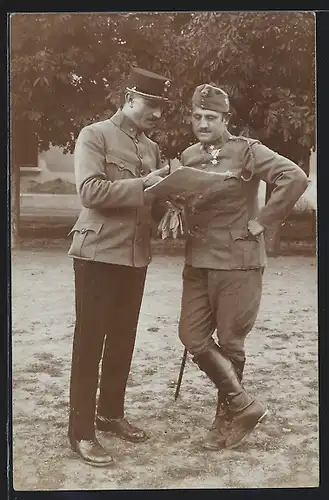 Foto-AK Zwei Österreichische Soldaten in Uniform, einer mit einem Orden