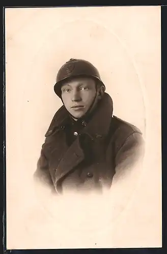 Foto-AK Junger belgischer Soldat in Mantel und Helm