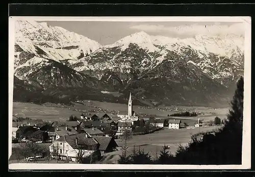 AK Aldrans /Innsbruck, Ortsansicht mit Kirche u. Bergen