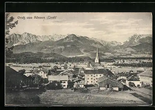 AK Kössen /Tirol, Teilansicht mit Kirche und Bergen