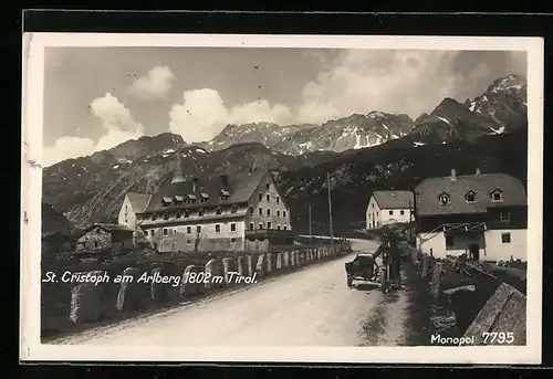 AK St. Christoph am Arlberg, Strassenansicht mit Motorradfahrer