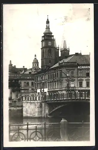 AK Hradec Králové, Uferpartie am Fluss mit einer Brücke