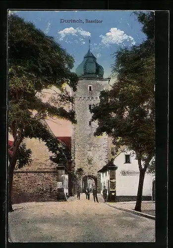 AK Durlach, Passanten vor dem Baseltor, Handlung von Ph. Meier