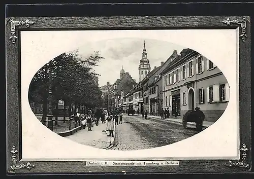 AK Durlach i. B., Strassenpartie mit Turmberg und Rathaus