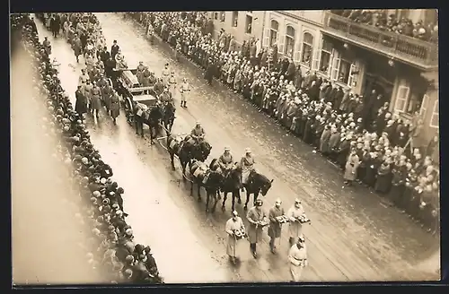 Foto-AK Dresden, Beisetzung von Friedrich August III. von Sachsen am 23.2.1932, Schlossstrasse