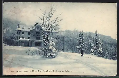 AK Brünig, Grd. Hotel und Kurhaus im Schnee, ein Mann fährt Ski