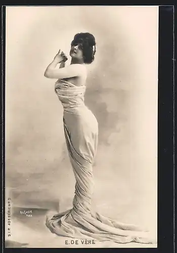 Foto-AK Atelier Reutlinger, Paris: Schauspielerin E. de Vère in einem fliessenden Gewand