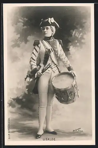 Foto-AK Atelier Reutlinger, Paris, Schauspielerin Ugalde als Trommler in Uniform