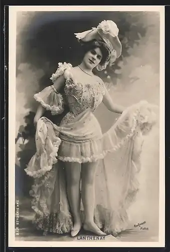 Foto-AK Atelier Reutlinger, Paris: Elegante Dame lüftet ihr Kleid und zeigt Bein, Lanthenay