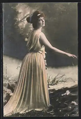 Foto-AK Atelier Reutlinger, Paris: Mädchen im Kleid posierend