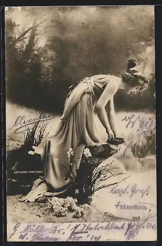 Foto-AK Atelier Reutlinger, Paris, junge Frau schaut von einem Felsen aus in einen Teich