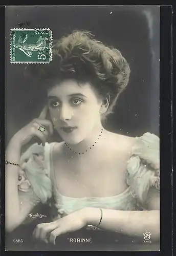 Foto-AK Atelier Reutlinger, Paris: Robinne, sitzende Dame in einem Blumenkleid mit hochgestecktem Haar