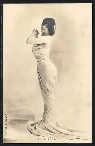 Foto-AK Atelier Reutlinger, Paris: Junge Dame im eleganten Kleid, E. De Vère