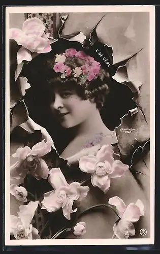 Foto-AK Atelier Reutlinger, Paris, Schauspielerin E. de Vere im Seitenprofil mit Blumenkranz auf dem Kopf