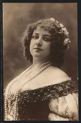 Foto-AK Atelier Reutlinger, Paris: Junge Dame mit Perlenketten und Blumen im Haar