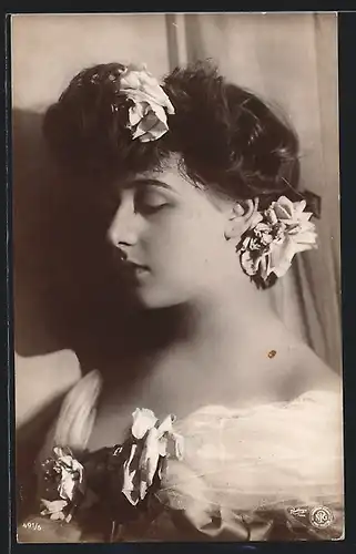 Foto-AK Atelier Reutlinger, Paris, Junge Frau mit Ansteckblumen