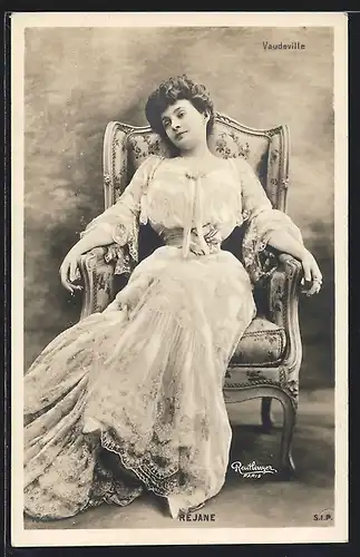 Foto-AK Atelier Reutlinger, Paris: Junge Frau in einem Sessel sitzend, Vaudeville