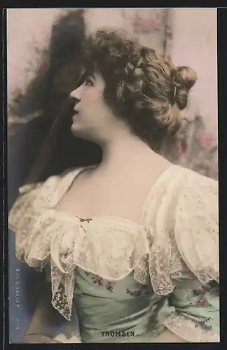 Foto-AK Atelier Reutlinger, Paris: Madame Thomsen im prachtvollen Kleid