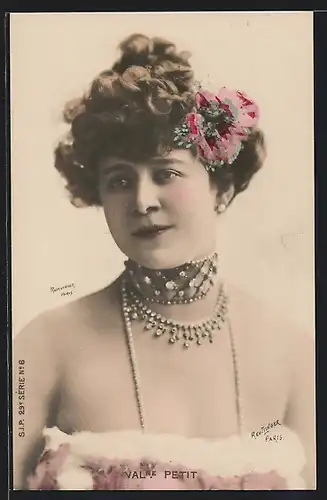 Foto-AK Atelier Reutlinger, Paris: Schauspielerin Valne Petit mit Halsketten