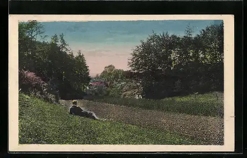 AK Betzenstein /Fränk. Schweiz, Mann auf einer Wiese liegend schaut zu dem Ort