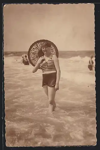 AK Junge Frau mit Sonnenschirm im Meer, Bademode