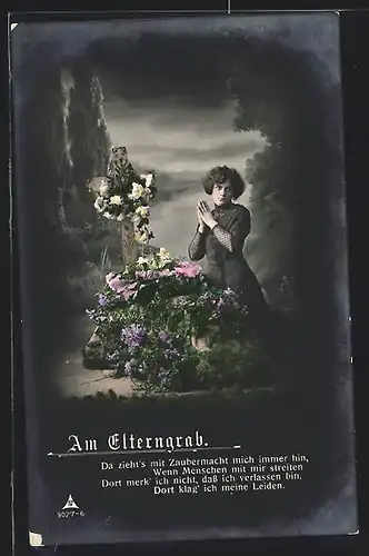 AK Junge Frau am Elterngrab betend mit gefalteten Händen