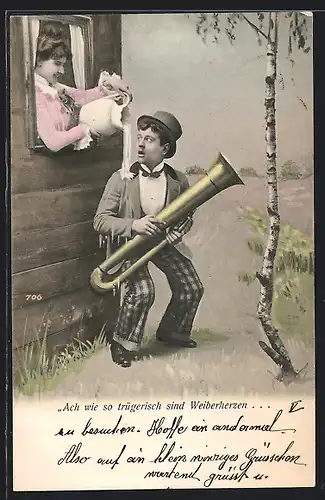 AK Junge Frau giesst Wasser dem jungen Mann mit Blasinstrument auf die Schulter