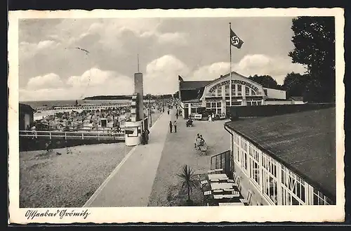 AK Grömitz / Ostseebad, Strand und Promenade mit flagge, Kurpalast Strandhalle