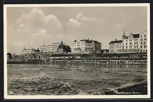 AK Borkum / Nordseebad, Blick auf Strand mit Hotels