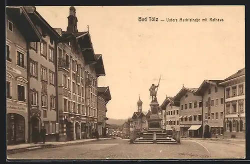 AK Bad Tölz, Untere Marktstrasse mit Rathaus und Denkmal