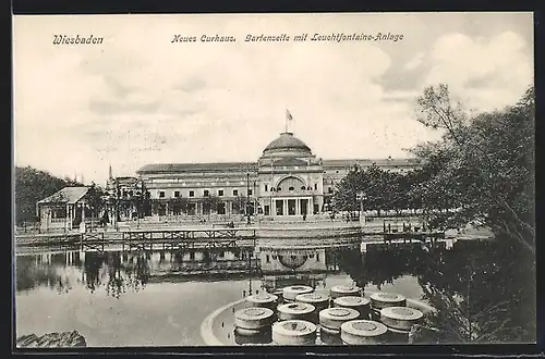 AK Wiesbaden, Neues Curhaus, Gartenseite mit Leuchtfontaine-Anlage
