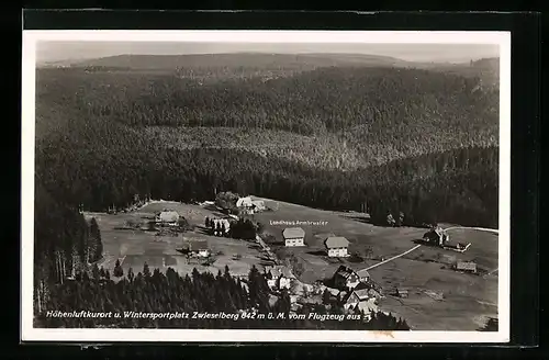 AK Zwieselberg / Freudenstadt, Ortsansicht mit Landhaus Armbruster vom Flugzeug aus