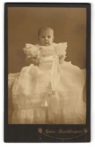 Fotografie W. Huchtmann, Bielefeld, Herforderstr. 83, Süsses Kleinkind im weissen Kleid