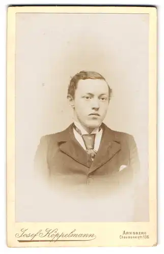 Fotografie Josef Köppelmann, Arnsberg, Chausseestr. 136, Junger Herr im Anzug mit Krawatte