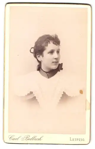 Fotografie Carl Bellach, Leipzig, Gellert-Str. 12, Junge Dame mit zurückgebundenem Haar