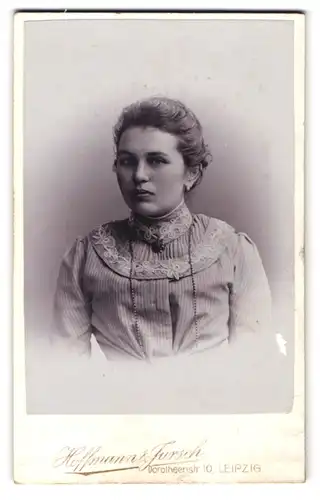 Fotografie Hoffmann & Jursch, Leipzig, Dorotheen-Str. 10, Junge Dame im Kleid mit Kragenbrosche