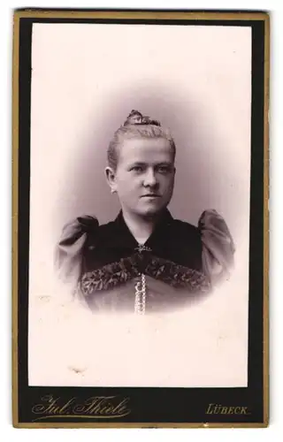 Fotografie Jul. Thiele, Lübeck, Gr. Burgstr. 33, Junge Dame mit hochgestecktem Haar