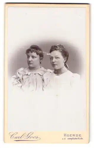 Fotografie Carl Goos, Hoerde, Zwei junge Damen in hübscher Kleidung
