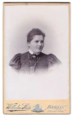 Fotografie Warenhaus Wilhelm Stein, Berlin, Chausséestr. 66, Junge Dame mit zurückgebundenem Haar