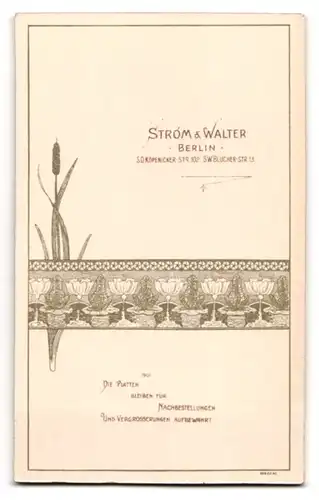 Fotografie Stróm & Walter, Berlin, Köpenicker-Str. 102, Elegant gekleideter Herr mit Zwicker