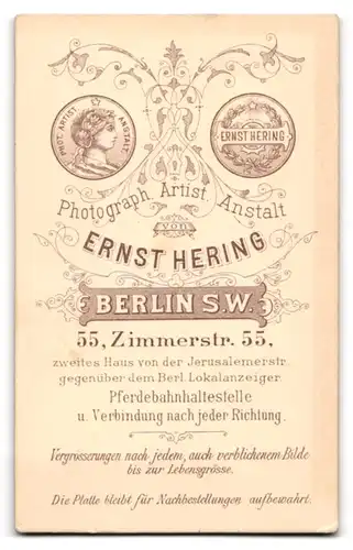 Fotografie Ernst Hering, Berlin, Zimmerstr. 55, Kind im Matrosenkleid mit Peitsche