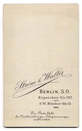 Fotografie Stróm & Walter, Berlin, Köpnicker-Str. 102, Kind im modischen Kleid